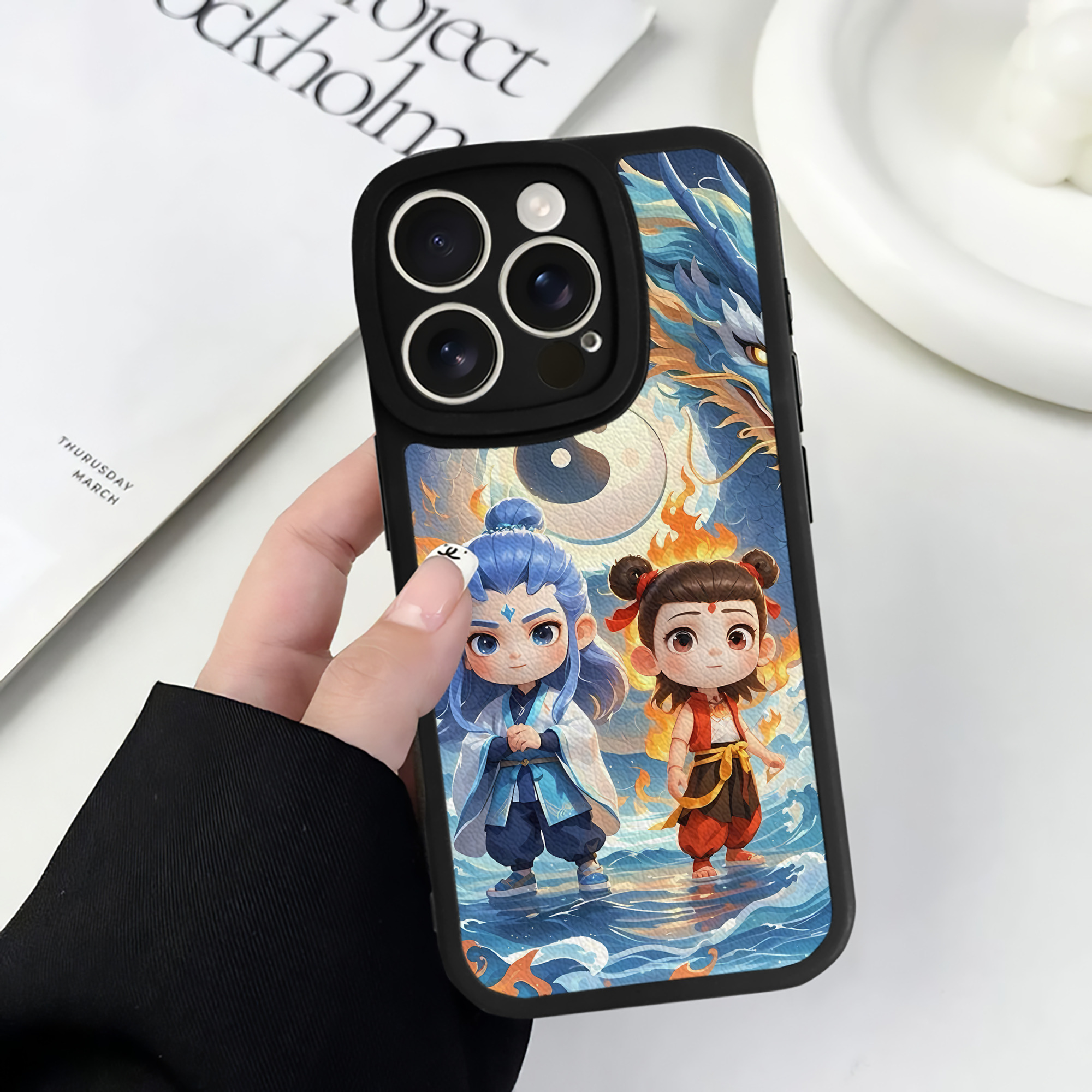 （画像用） Ne Zha 2 ナタ 魔童の大暴れ 【iPhone 16シリーズ対応】シリコンスマホケース（レザー調） 材質：シリコン